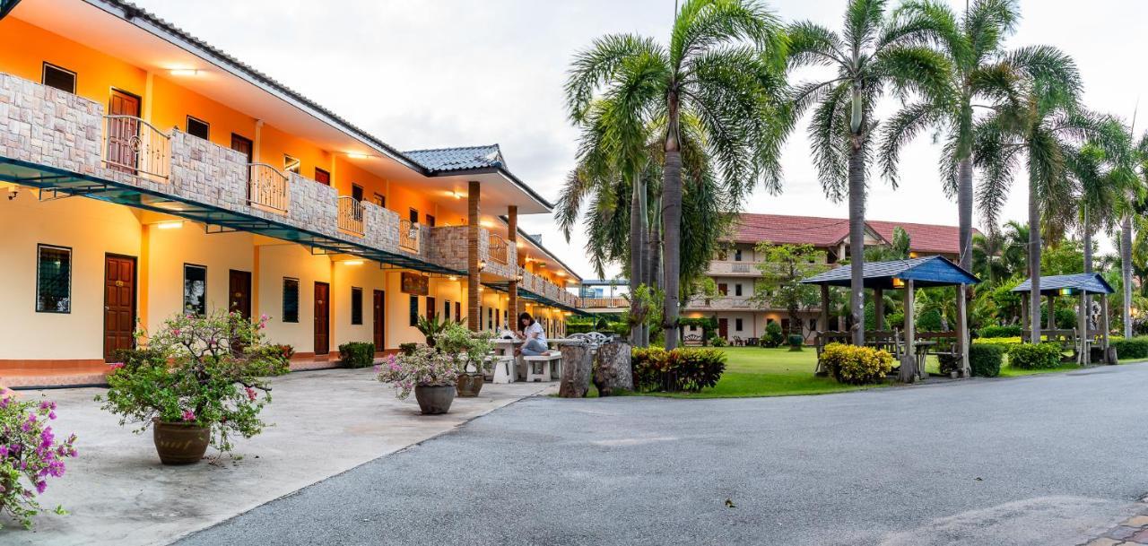 Pn Gold Resort Bangsaen Eksteriør bilde